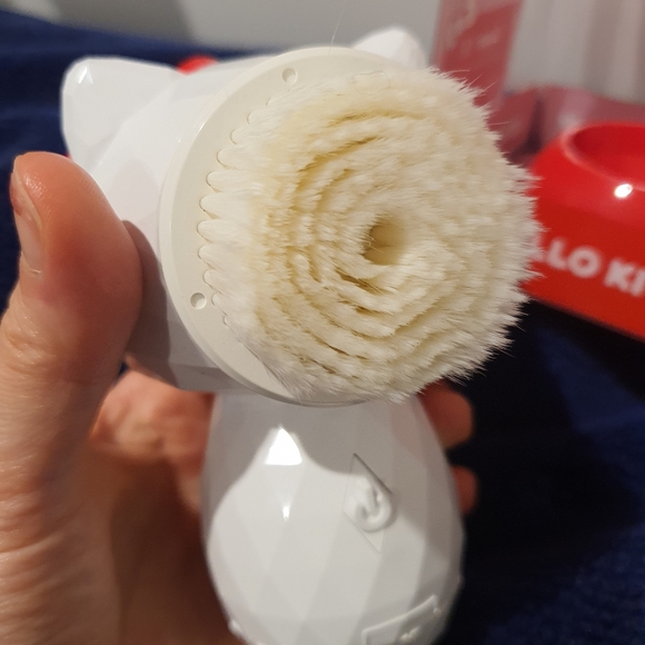 Hello Kitty 4D Facial Brush ( not new) - Picture 3 of 8